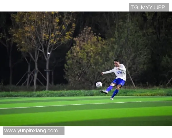 邻居们一起欣赏足球明星的精彩瞬间与激情时刻