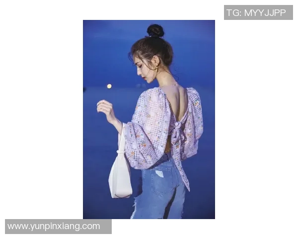 街头风采足球明星时尚街拍视频展现运动与潮流的完美结合